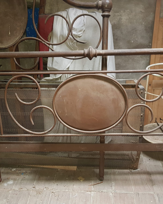 Antico letto in ferro battuto