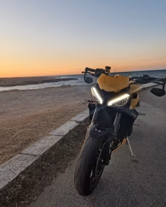 Triumph Street Triple 765 RS Cosmic Yellow (2023)