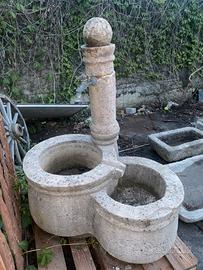Fontana in pietra antica