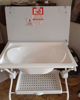 Fasciatoio pieghevole con vaschetta