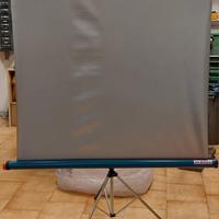 Schermo proiettore su treppiede 