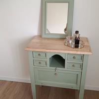 Mobile con specchio in legno verde salvia