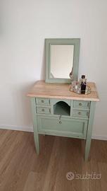 Mobile con specchio in legno verde salvia