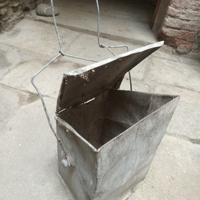 Vecchio contenitore in lamiera