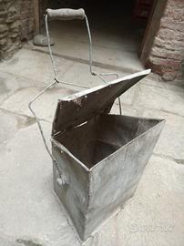 Vecchio contenitore in lamiera