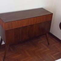 Mobile radio con giradischi 