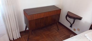 Mobile radio con giradischi 