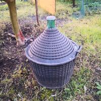 Damigiane in vetro con cesta