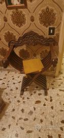 Sedia Savonarola vintage in legno intagliato a man