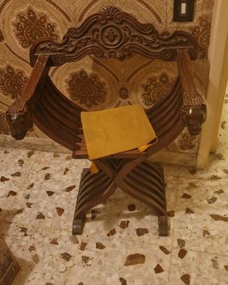 Sedia Savonarola vintage in legno intagliato a man