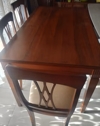 tavola da sala con 4 sedie