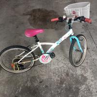 bicicletta per bambini rosa e bianca con cesto