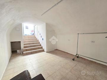 MONOLOCALE A MANFREDONIA