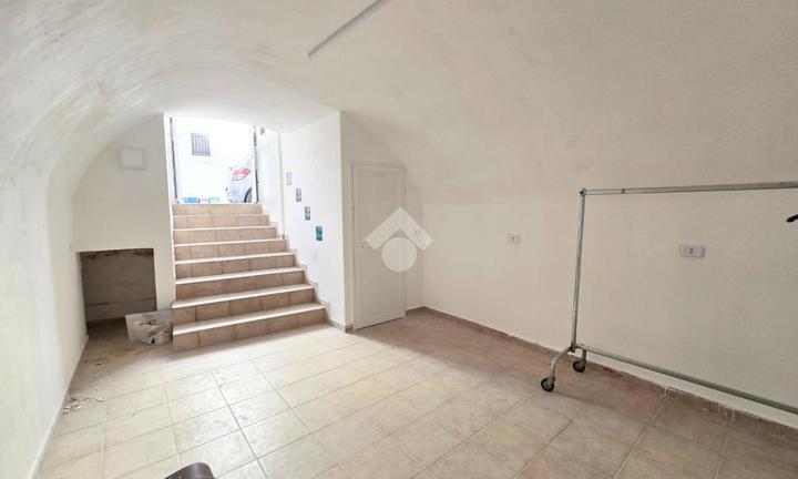 MONOLOCALE A MANFREDONIA