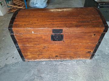 BAULE IN LEGNO CON FASCE IN FERRO BATTUTTO AI LATI