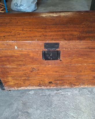 BAULE IN LEGNO CON FASCE IN FERRO BATTUTTO AI LATI
