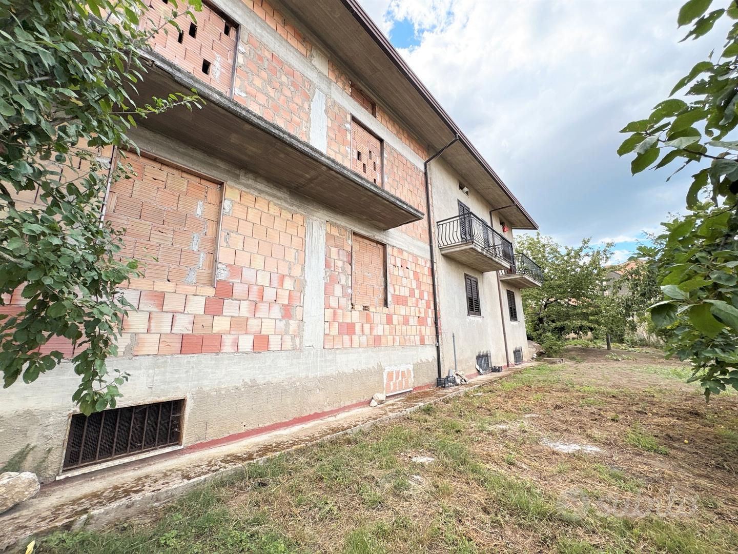 Intera villa bifamiliare con giardino in centro - Vista 6
