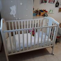 Lettino con sponde  per bambino /a
