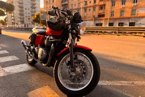 Triumph TRUXTHON 900