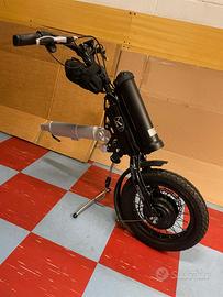 Propulsore anteriore per carrozzine