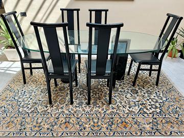 Tavolo ovale e sei sedie.