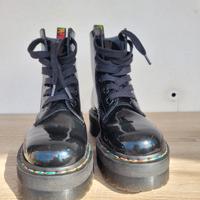 Dr Martens Jadon suola bex vernice effetto rainbow