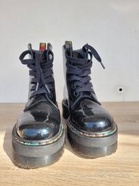 Dr Martens Jadon suola bex vernice effetto rainbow