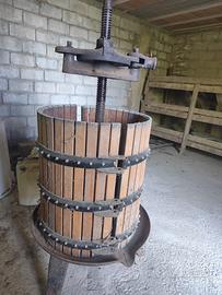 Torchio per uva antico in legno