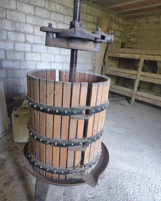 Torchio per uva antico in legno