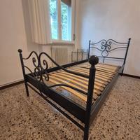 Letti singoli e comidini in ottone