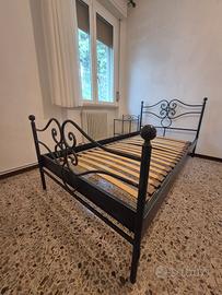 Letti singoli e comidini in ottone