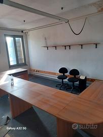 Grande scrivania ufficio a U con mobile e scaffale