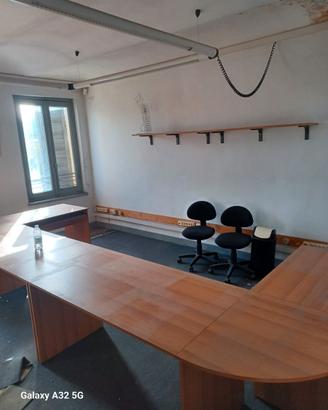 Grande scrivania ufficio a U con mobile e scaffale