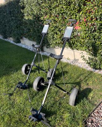 Coppia di carrelli porta sacca da golf.