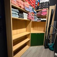 SCAFFALATURA IN LEGNO AD ANGOLO