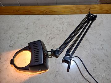 LAMPADA DA TAVOLO CON LENTE