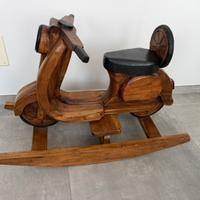 Vespa a dondolo in noce