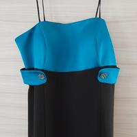 abito elegante nero con fascia azzurra superiore