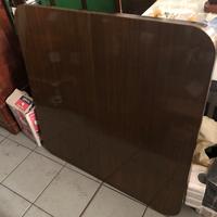 Tavolo quadrato con base