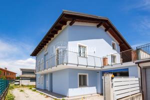 ELEGANTE VILLA DI RECENTE COSTRUZIONE CON GIARDINO