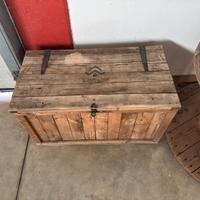 Baule in legno rustica con chiusura in metallo