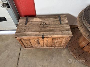 Baule in legno rustica con chiusura in metallo