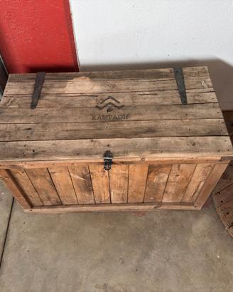 Baule in legno rustica con chiusura in metallo
