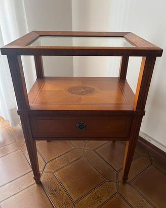 Tavolino in radica decorato