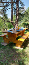 Tavolo rustico con panche in legno massiccio