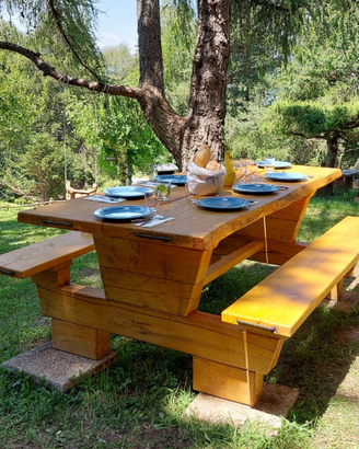 Tavolo rustico con panche in legno massiccio