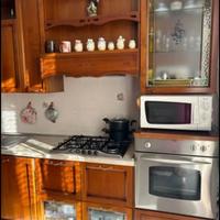 Cucina in legno di noce tenuta maniacalmente