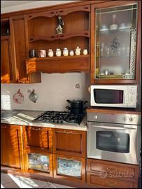 Cucina in legno di noce tenuta maniacalmente