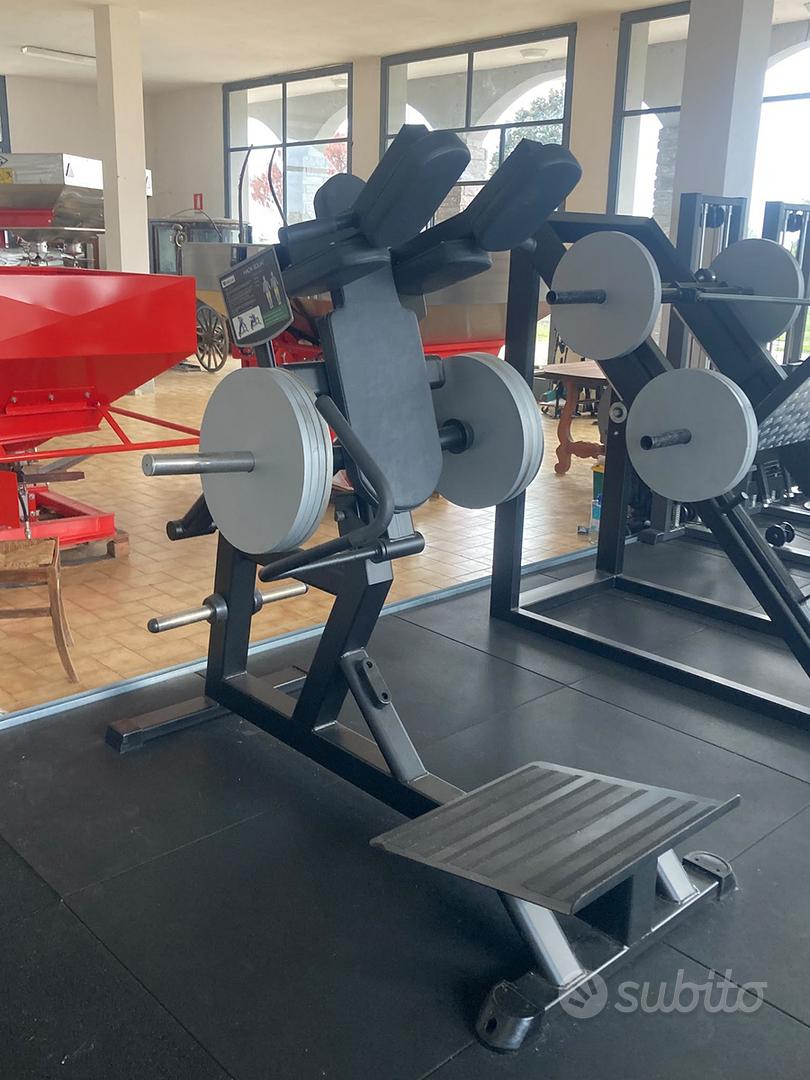 Hack squat squat machine - Sports In vendita a Vercelli