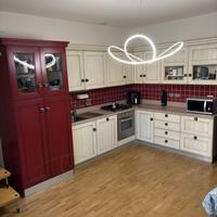 Cucina legno massello e piano in marmo starlight